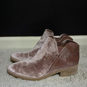 EUC Dolce Vita Velvet Tay Bootie Size 8.5